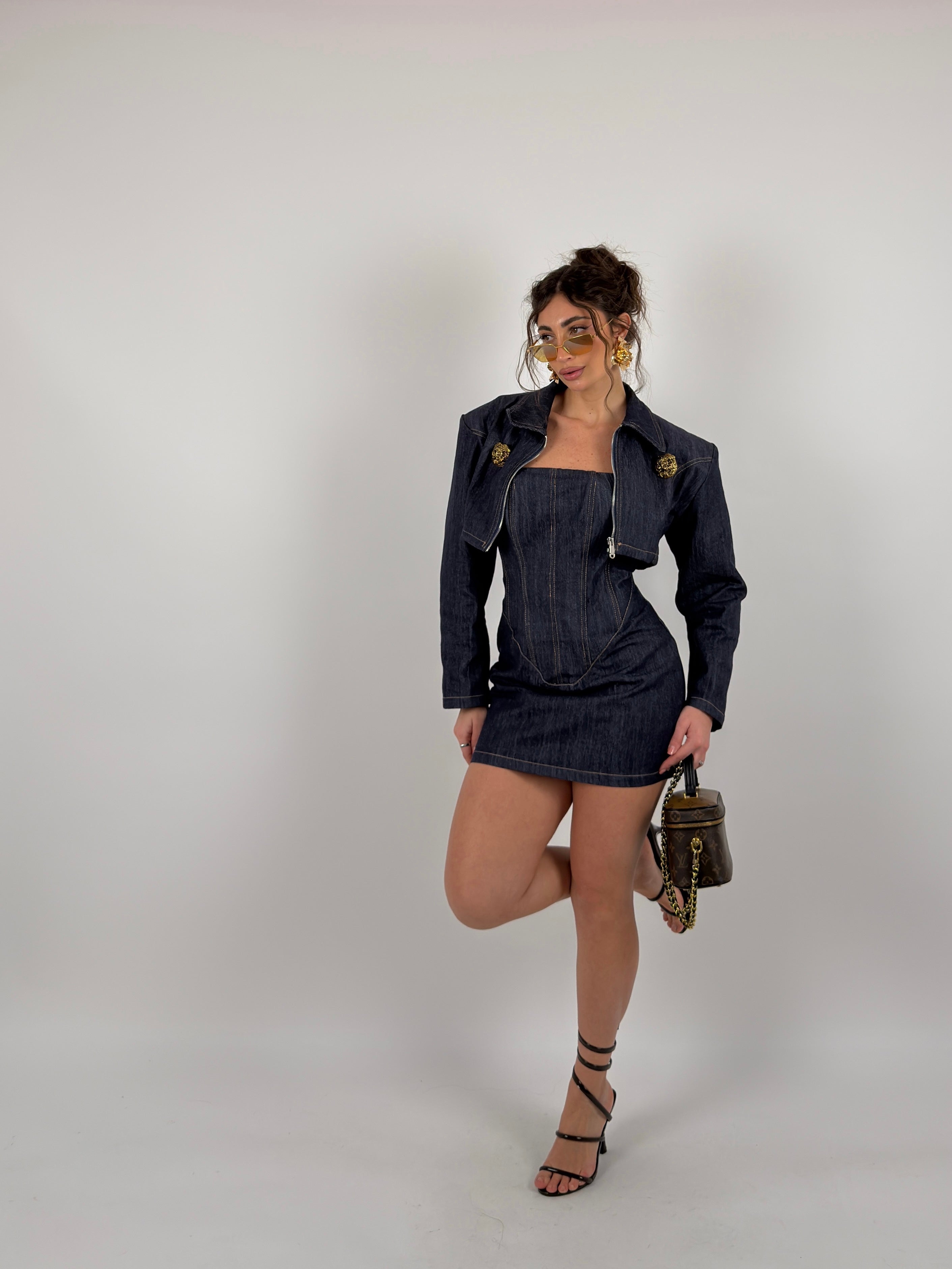 Completo denim scuro, vestito tubino e giacca crop