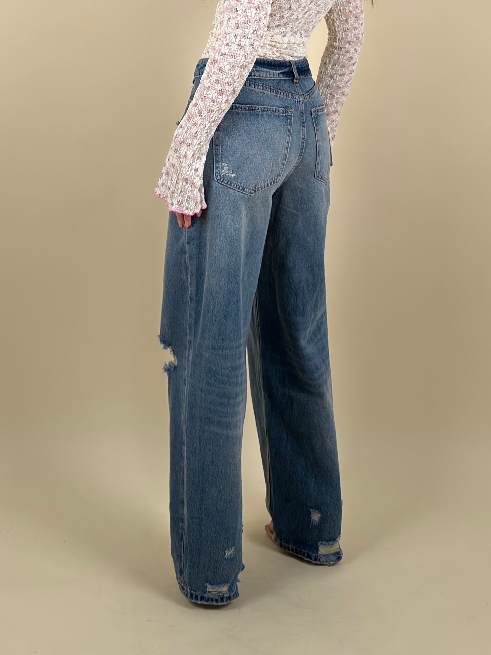 Jeans con strappi e risvolto in vita