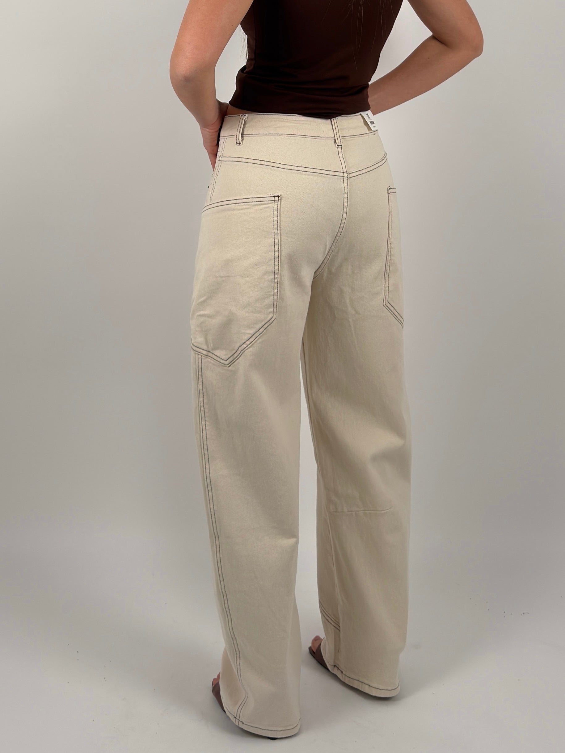 Jeans ballon panna con cuciture marrone