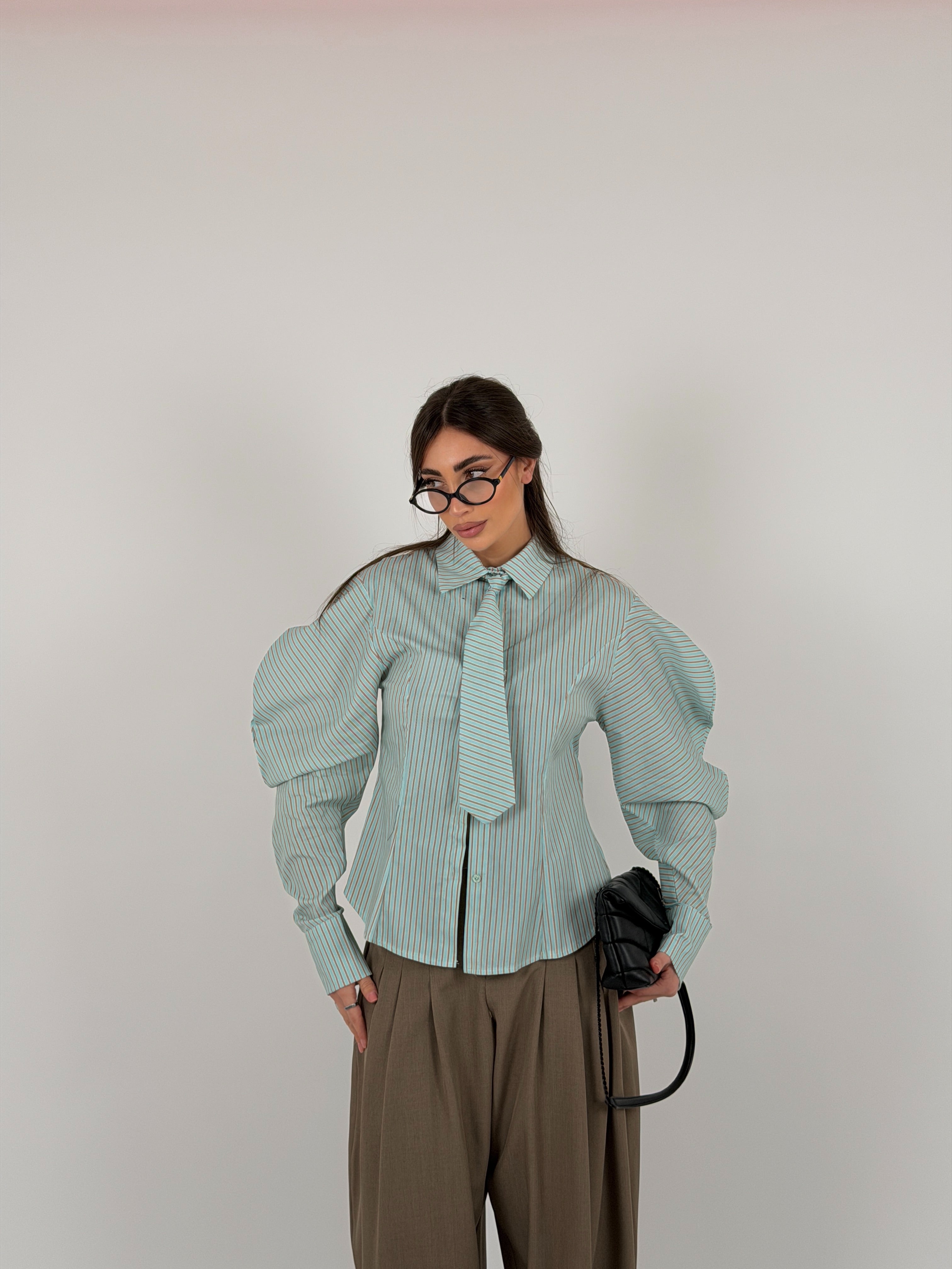 Camicia a righe con cravatta