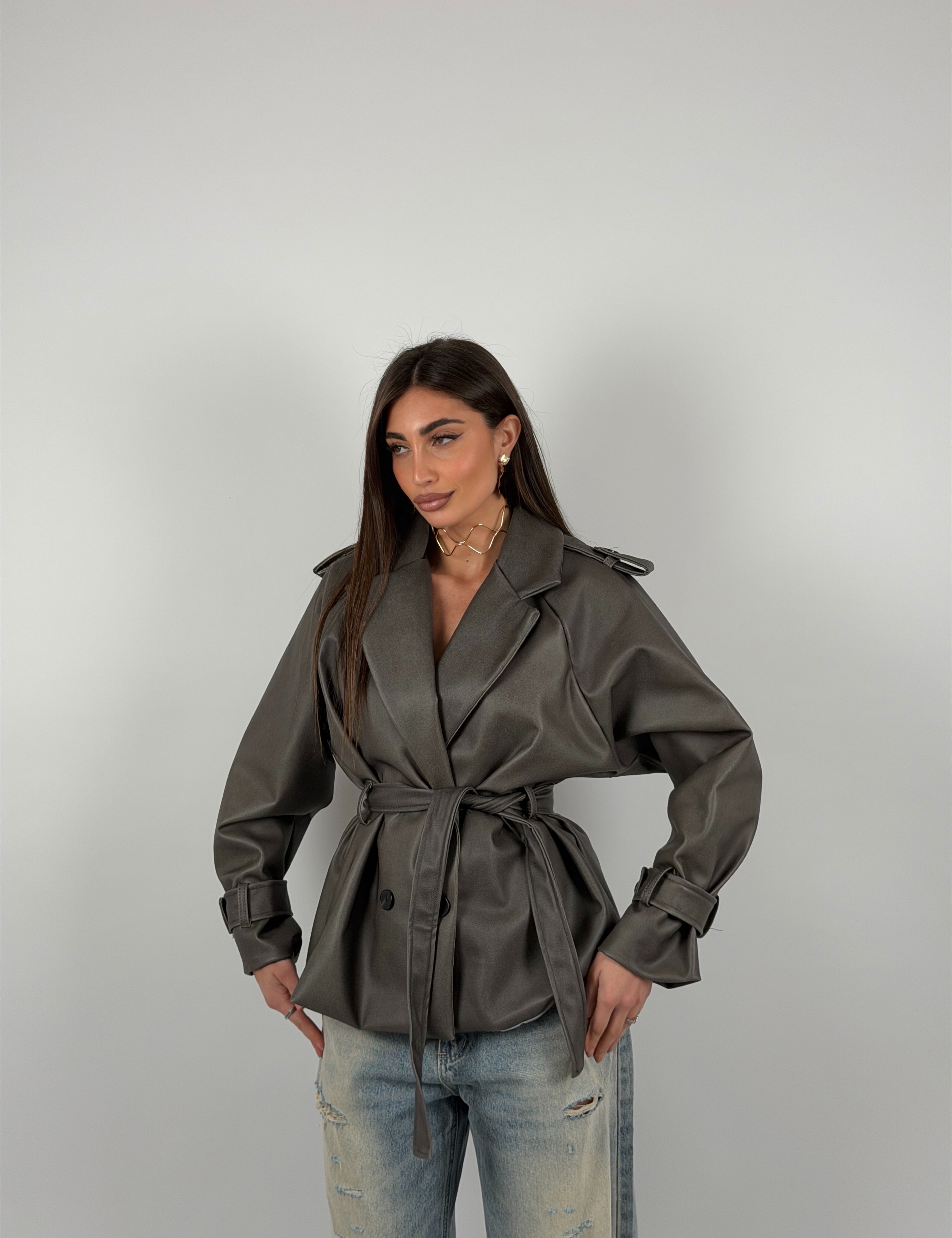 Giacca foderata modello trench in ecopelle con cintura in vita