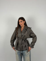 Giacca foderata modello trench in ecopelle con cintura in vita