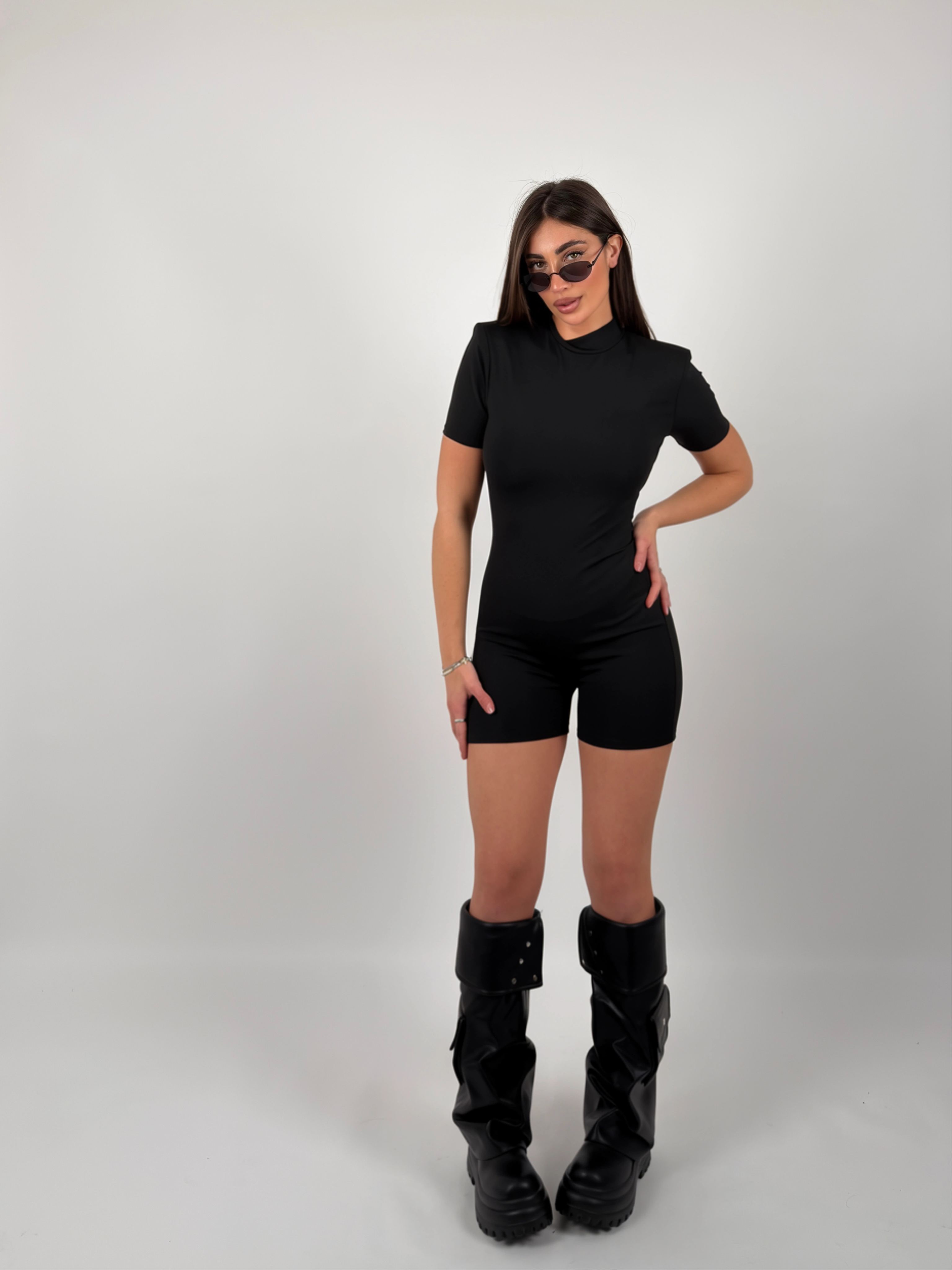 Tuta con spalline e schiena scoperta