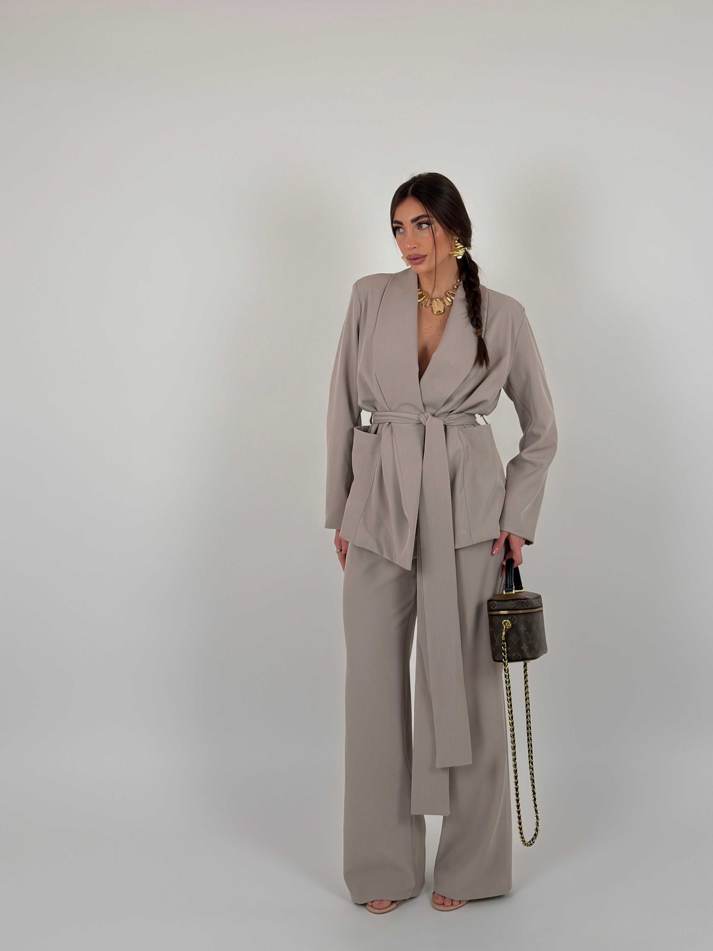 Completo con cintura in vita
