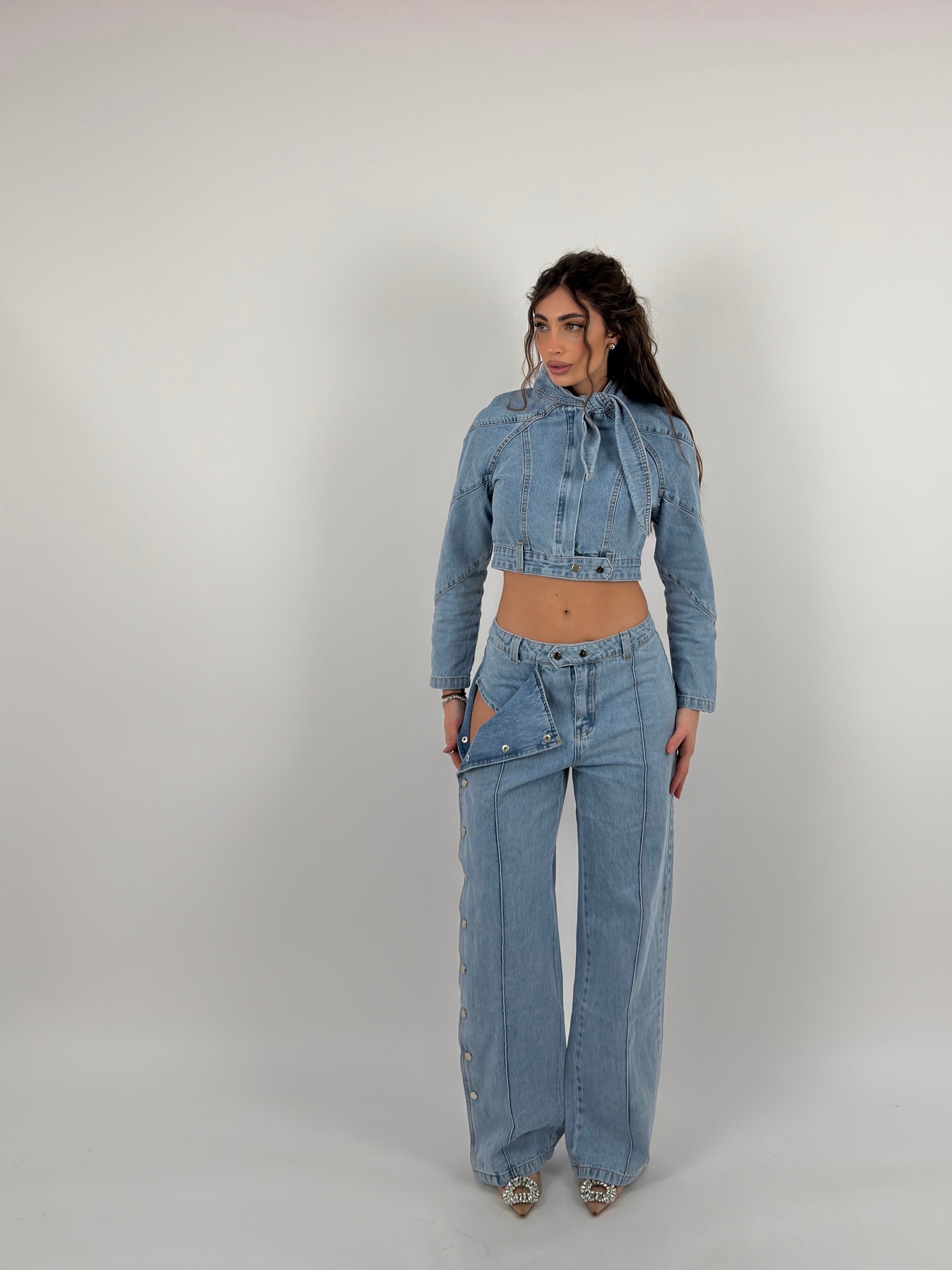 Completo denim chiaro jeans palazzo con bottoni laterali