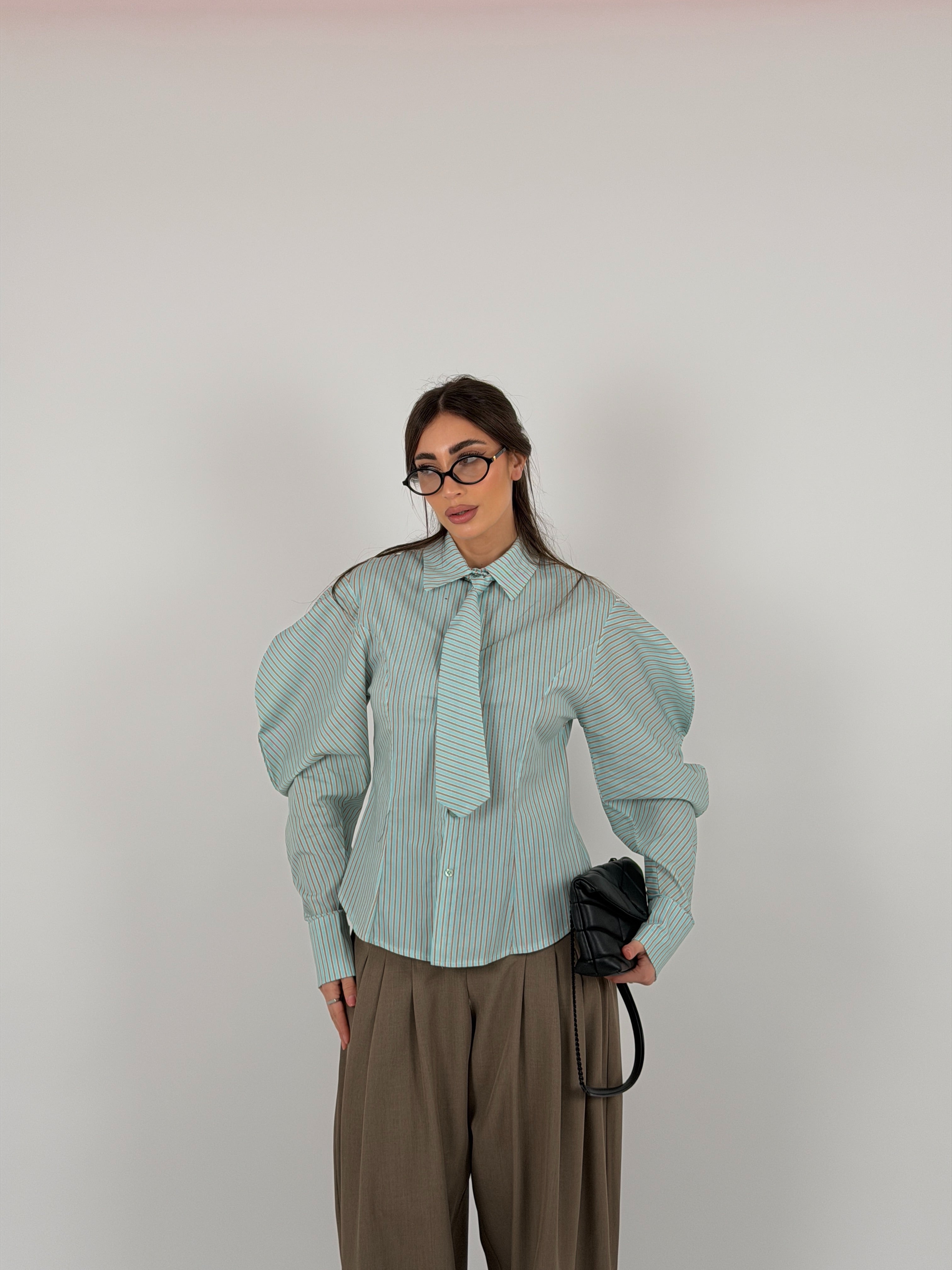 Camicia a righe con cravatta