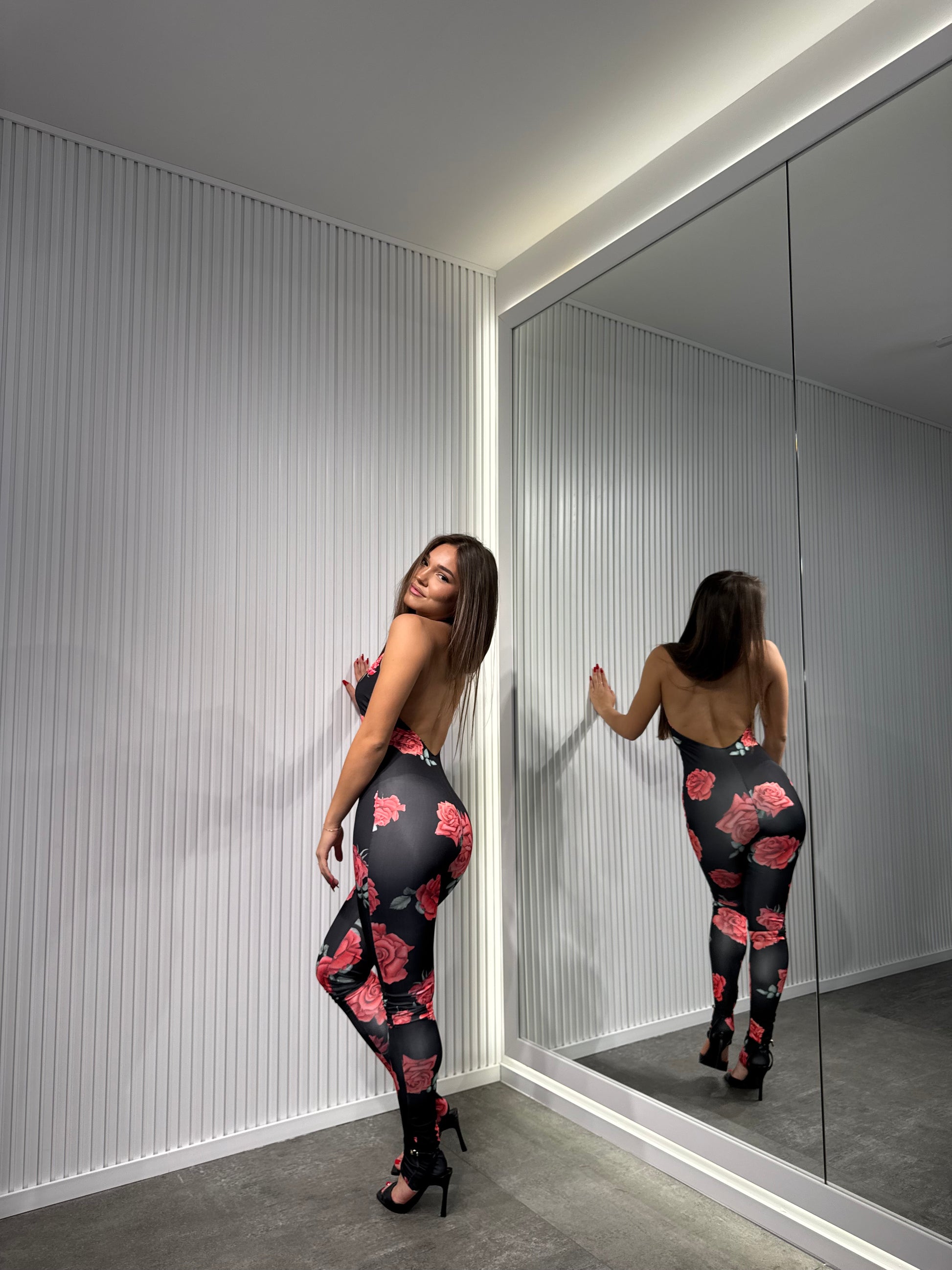Tuta CUTOUT