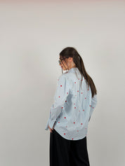 Camicia con cuori ricamati