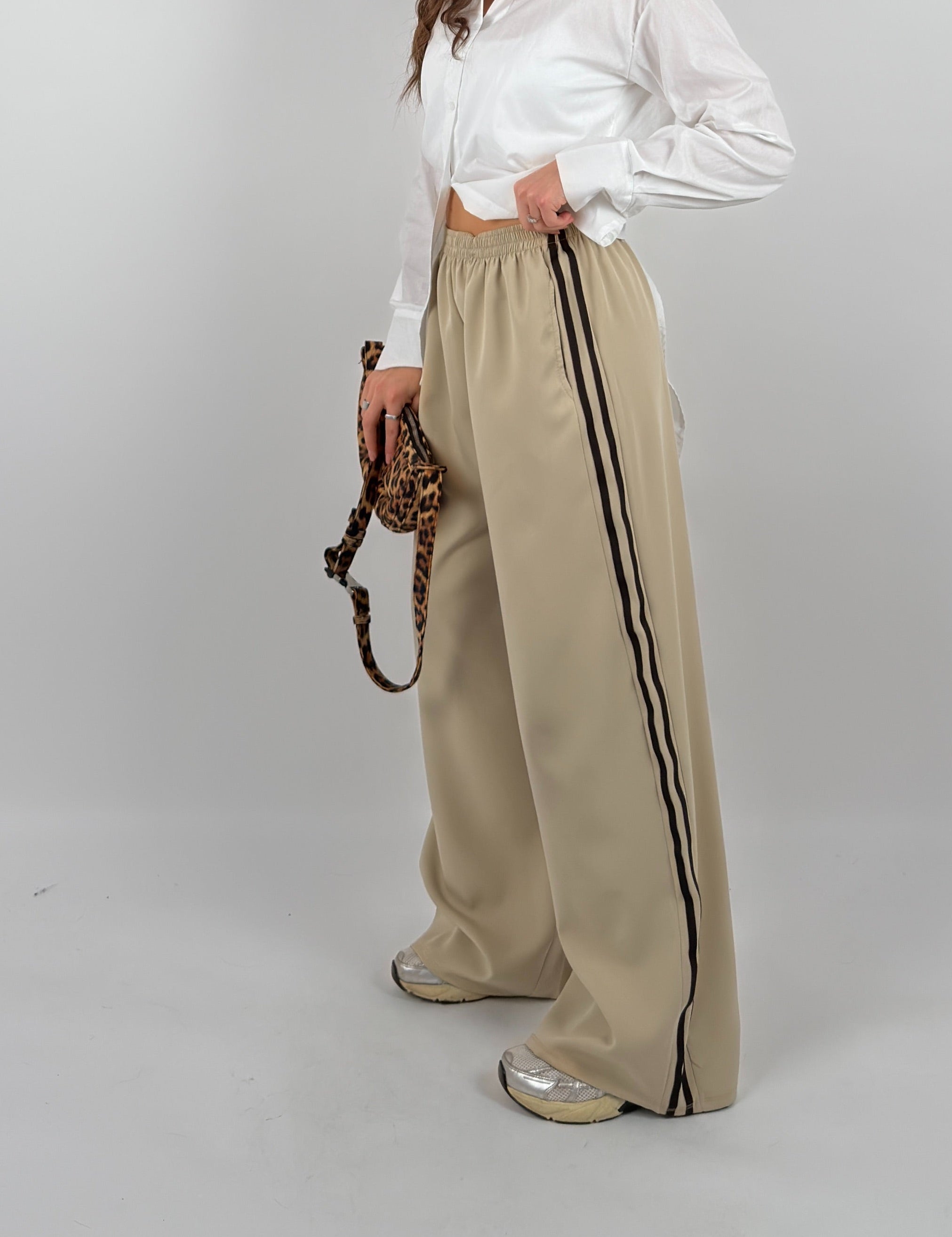 Pantalone con strisce laterali