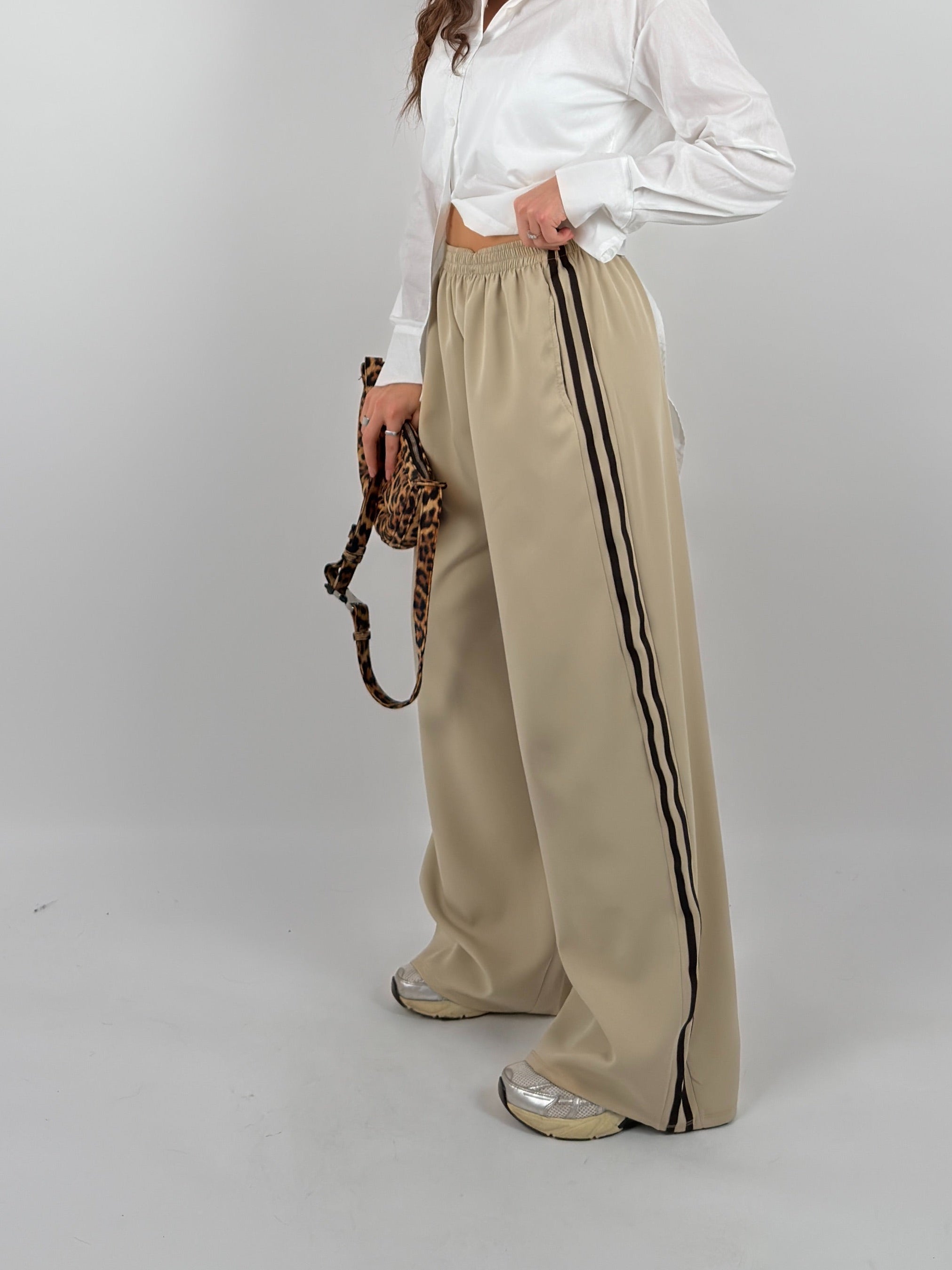 Pantalone con strisce laterali