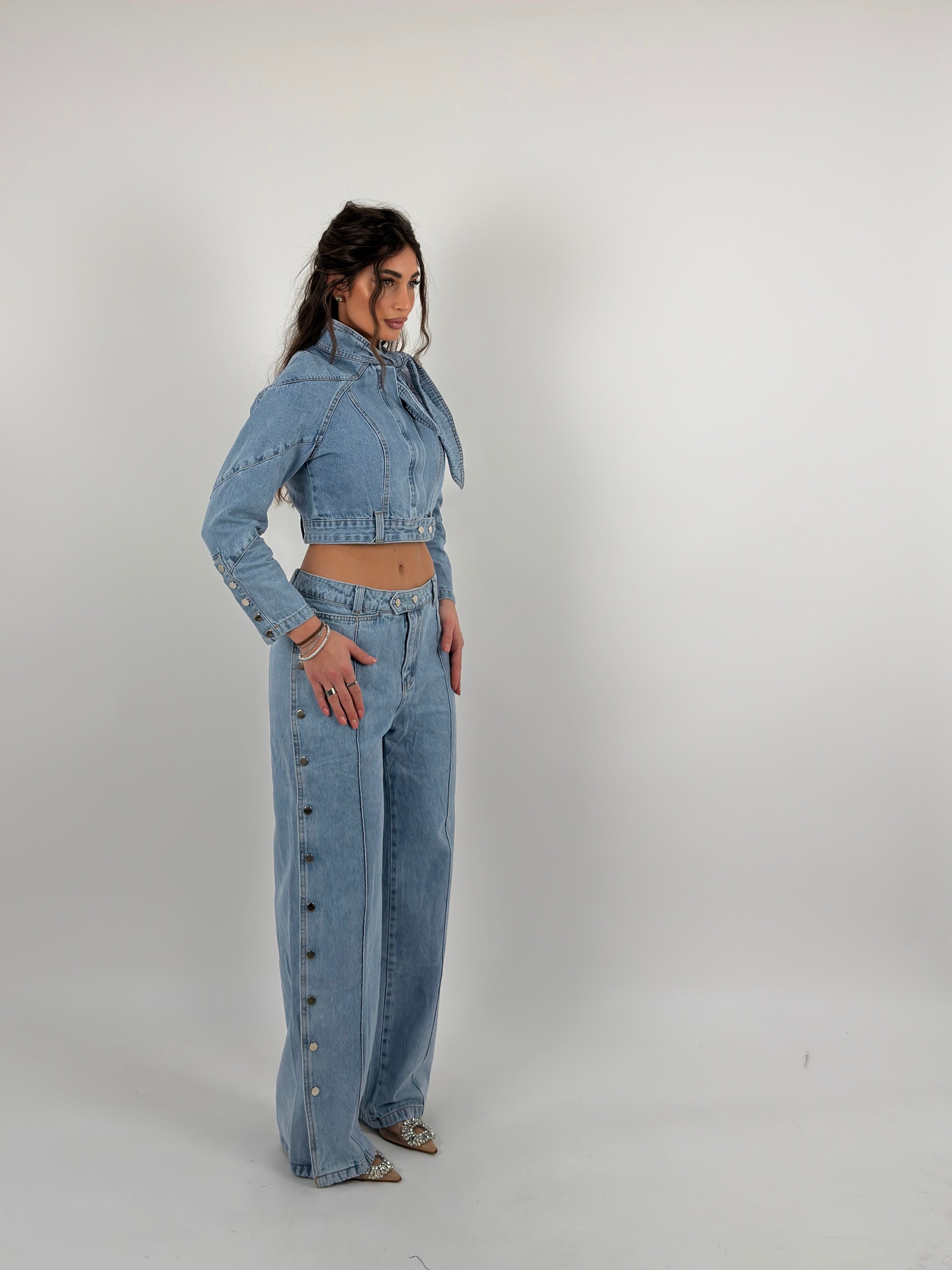 Completo denim chiaro jeans palazzo con bottoni laterali