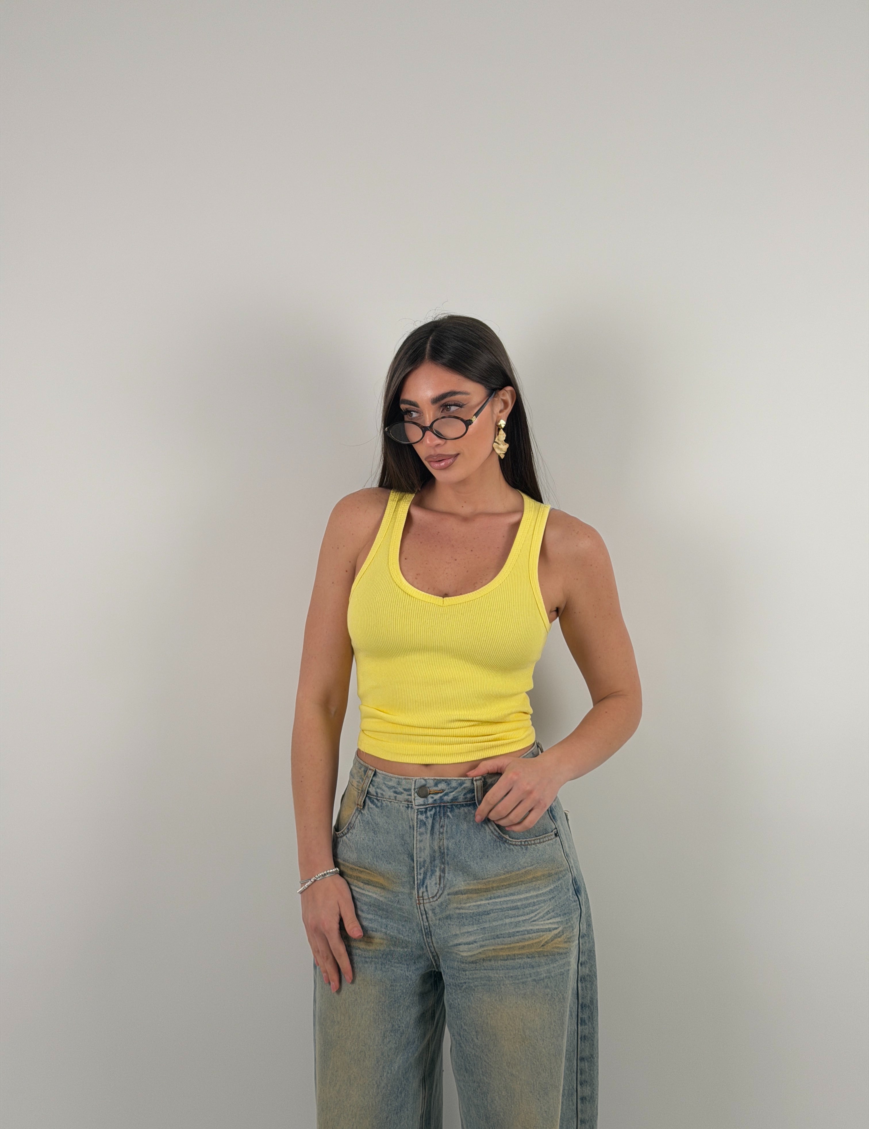 Maglia giromanica a costine con scollo a punta