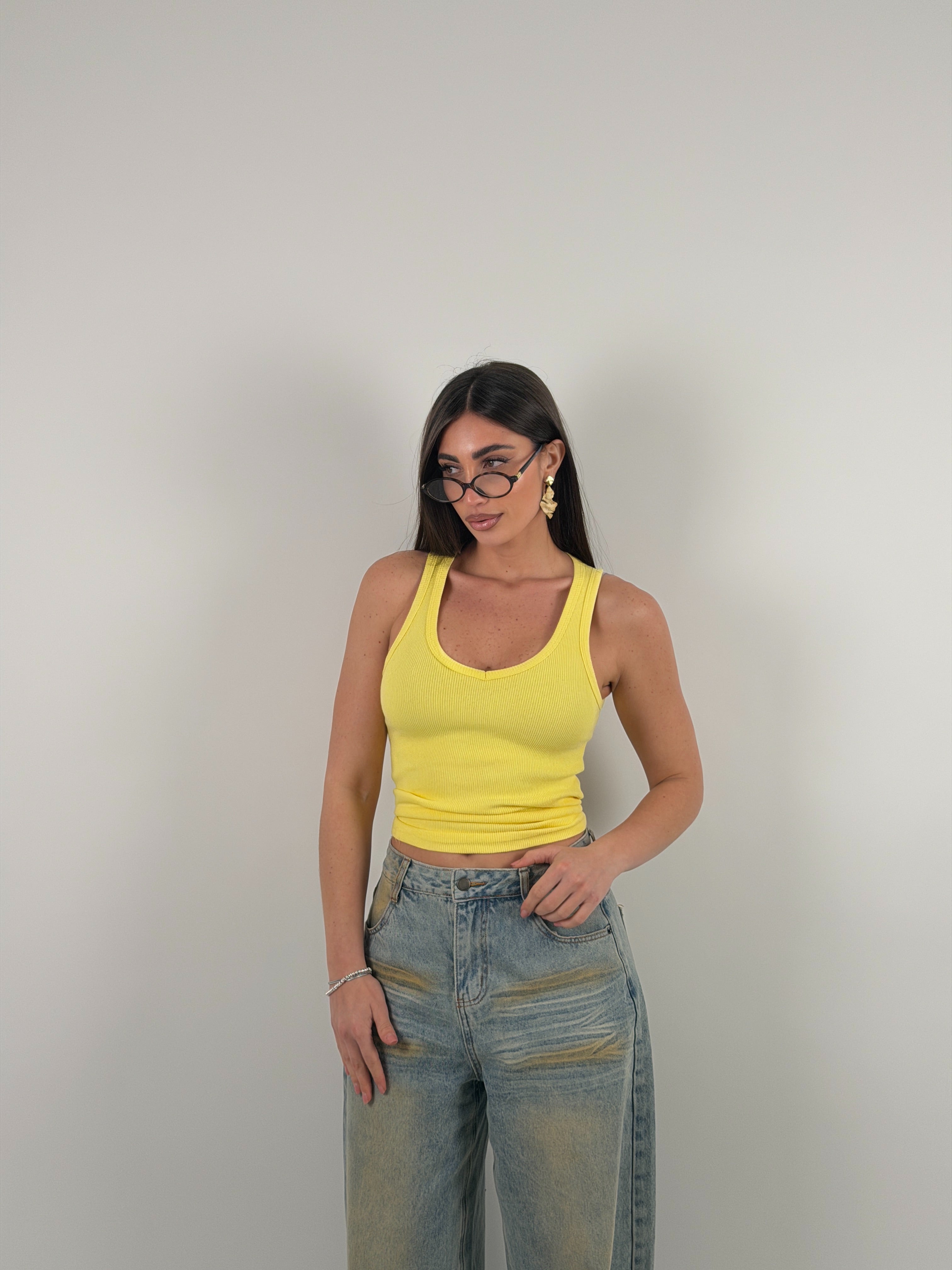 Maglia giromanica a costine con scollo a punta