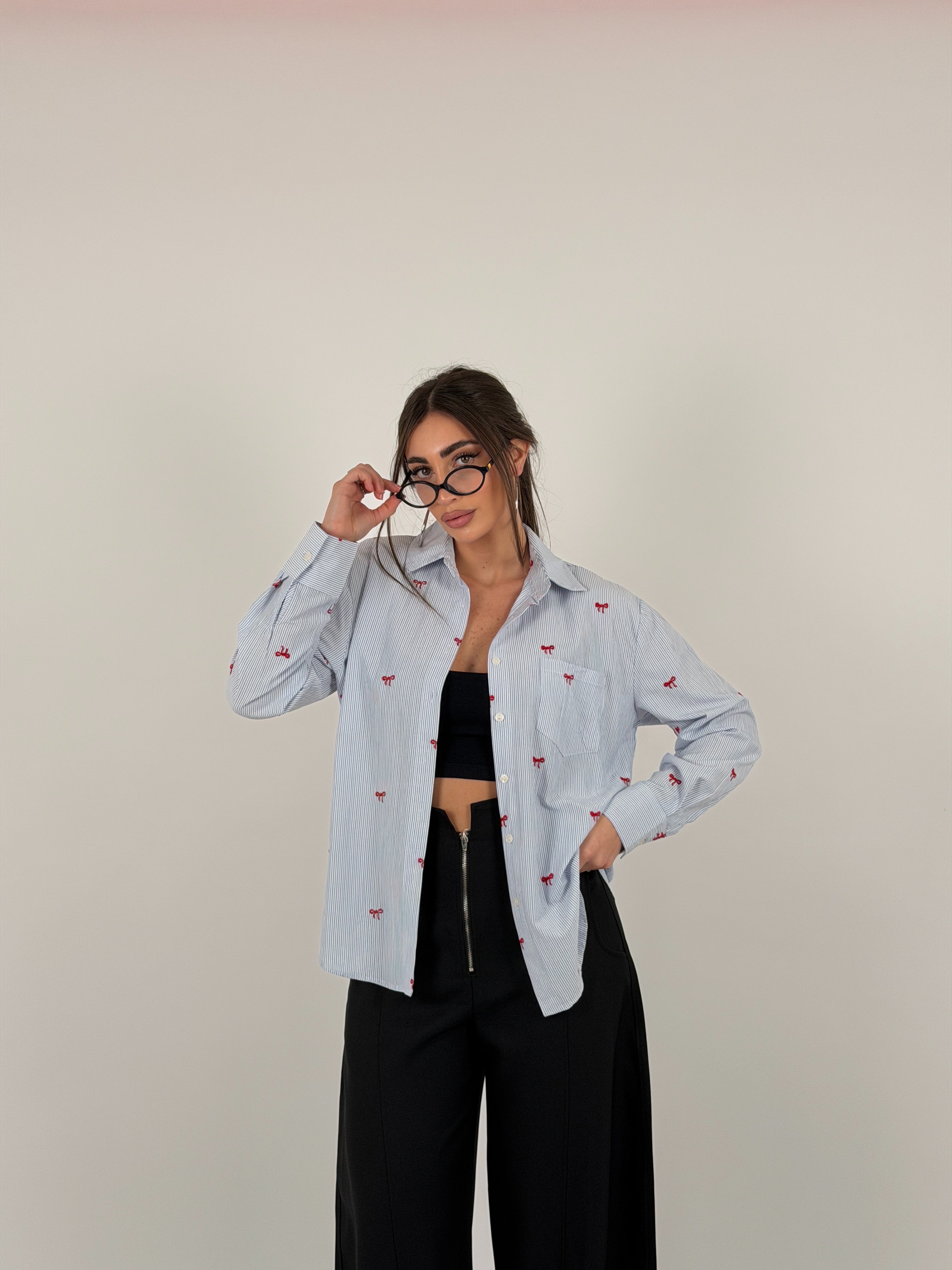 Camicia con fiocchi ricamati