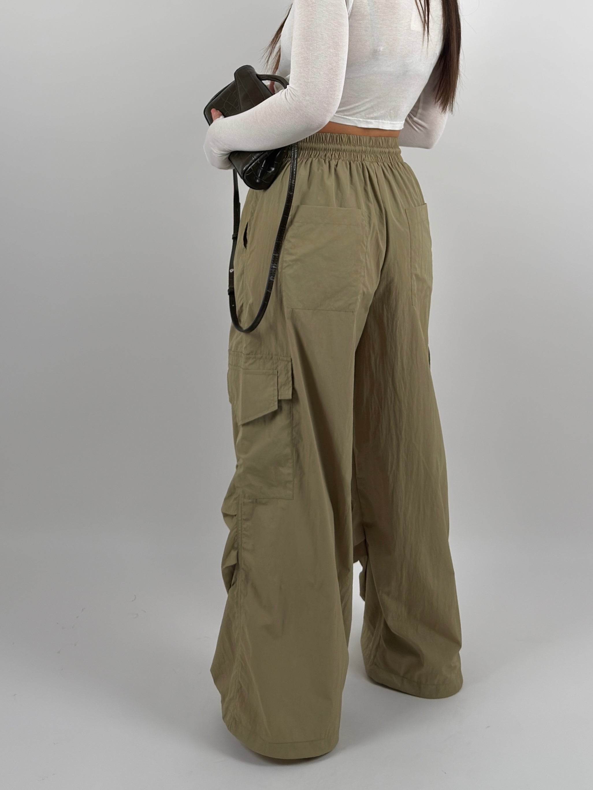 Pantalone tessuto tecnico con coulisse alla caviglia