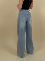 Jeans con strappi e risvolto lavaggio chiaro