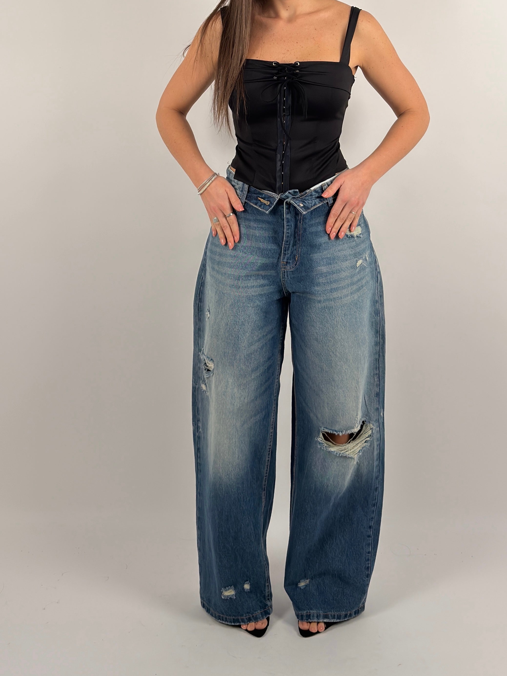 Jeans con strappi e risvolto in vita