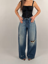 Jeans con strappi e risvolto in vita