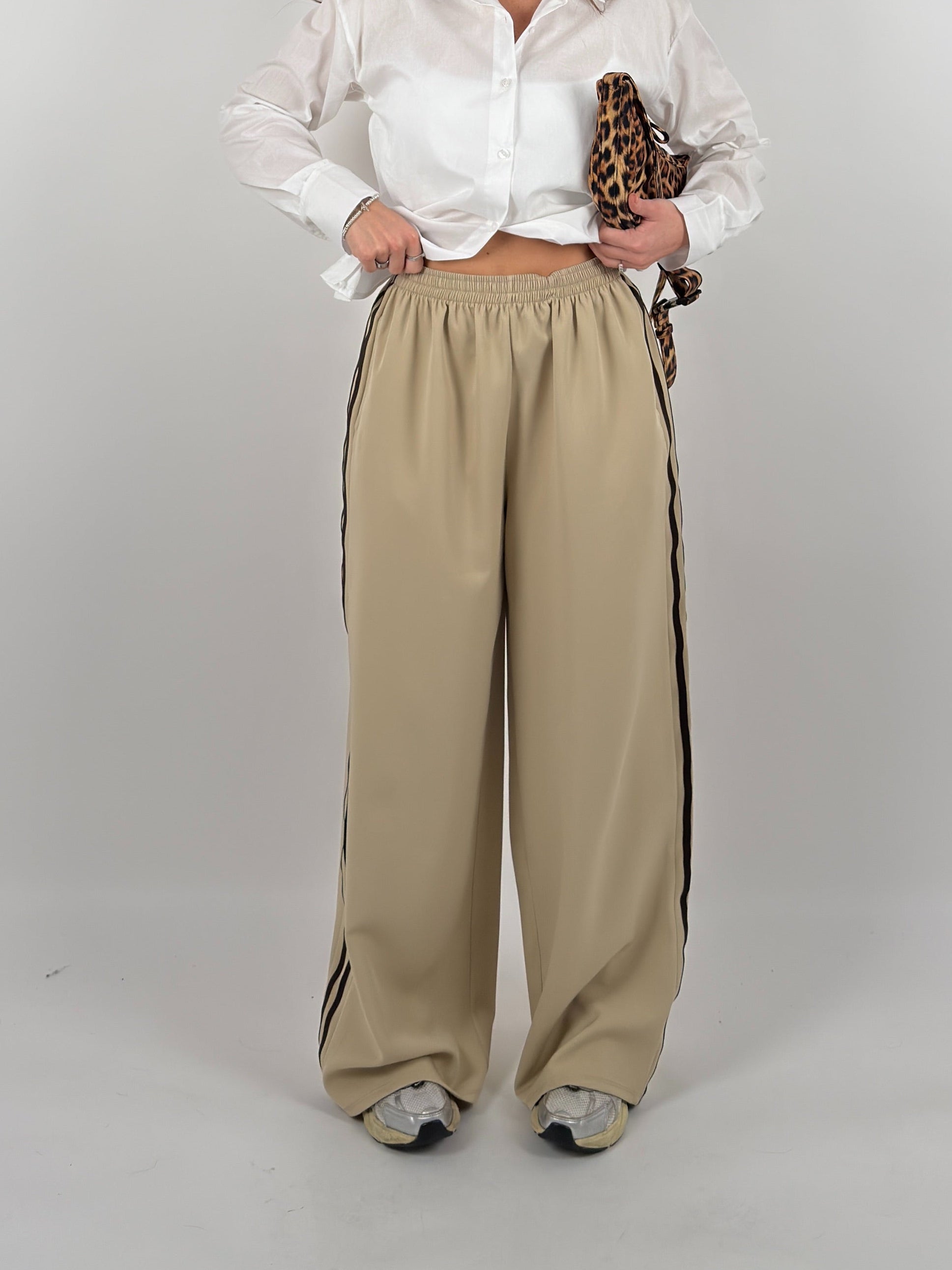 Pantalone con strisce laterali