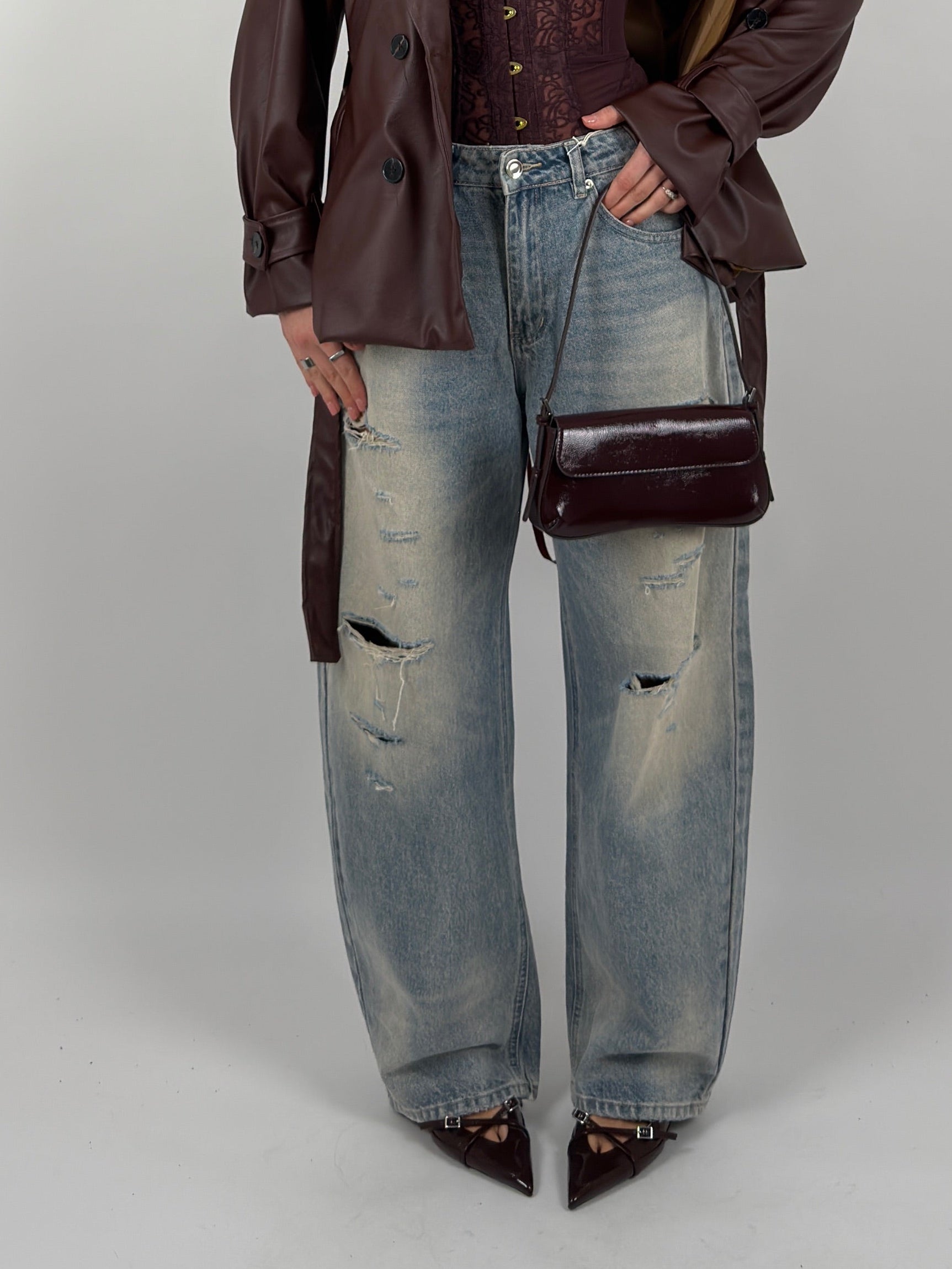 Jeans lavaggio sabbiato con strappi sul davanti