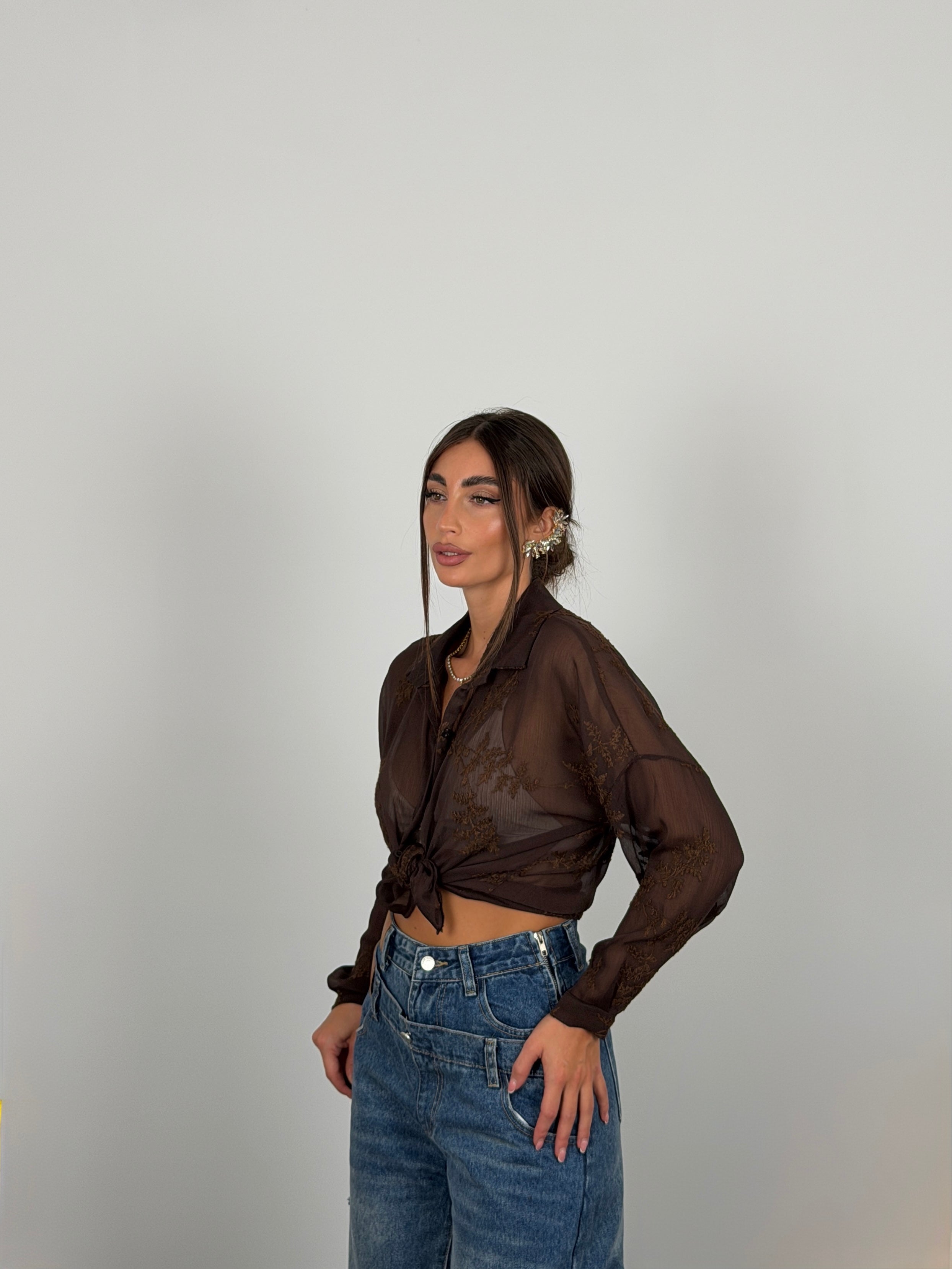 Camicia semivelata con ricami