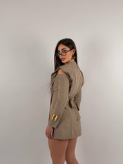 Giacca/vestito con maniche aperte, doppio petto, regolabile sul retro