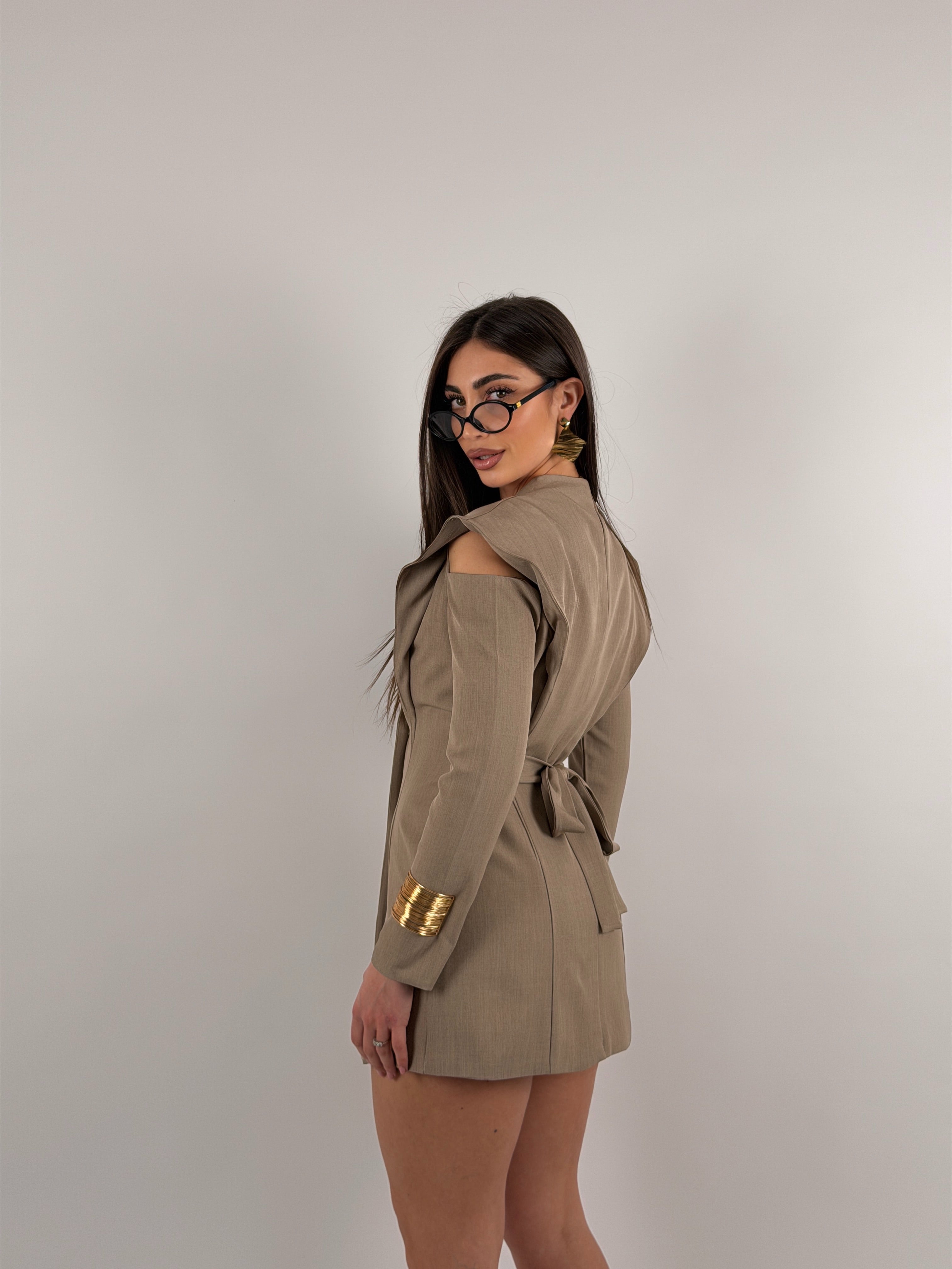 Giacca/vestito con maniche aperte, doppio petto, regolabile sul retro