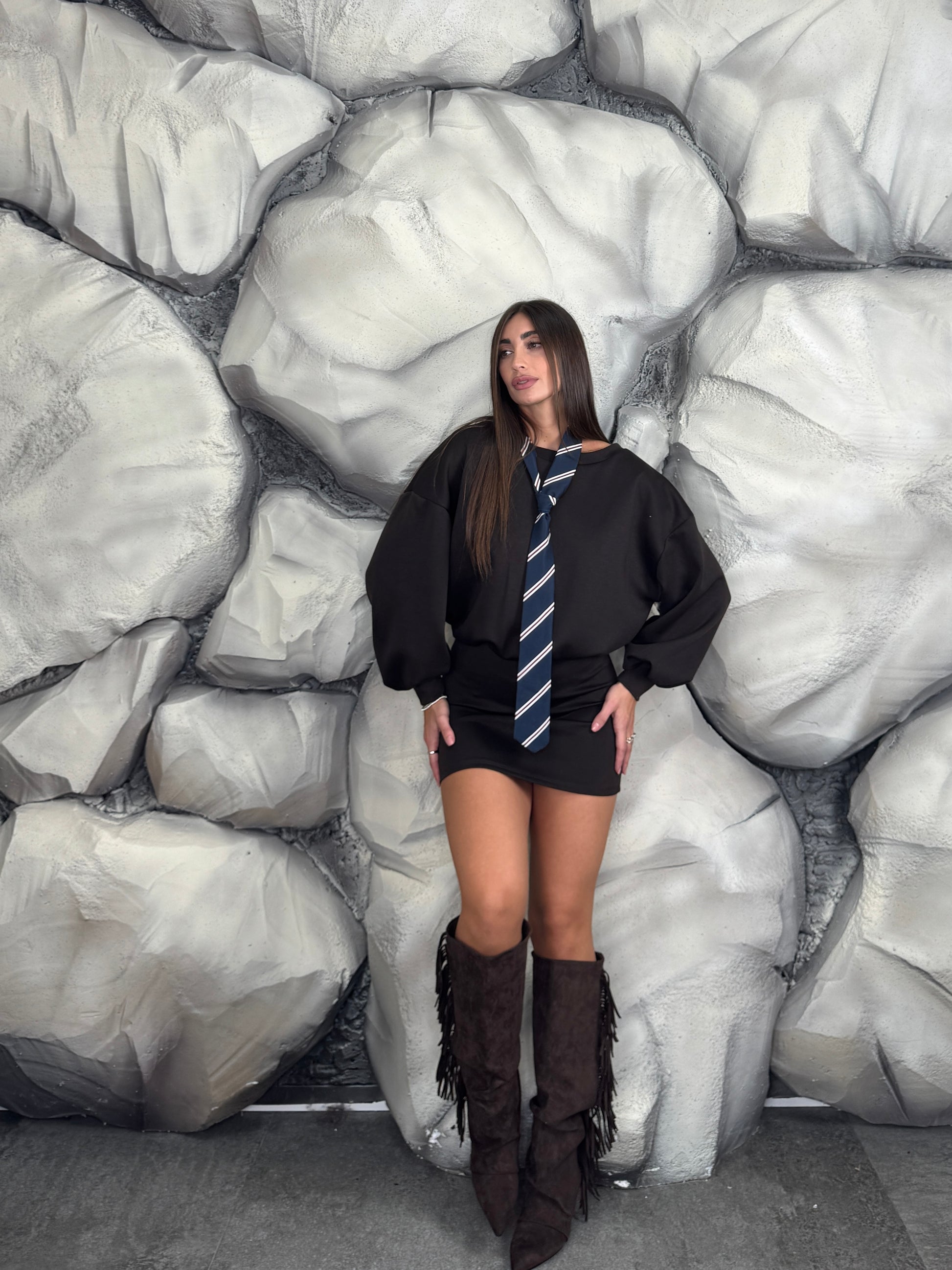 Vestito con cravatta