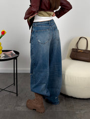 Jeans con strappi e risvolto in vita