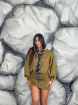 Vestito con cravatta