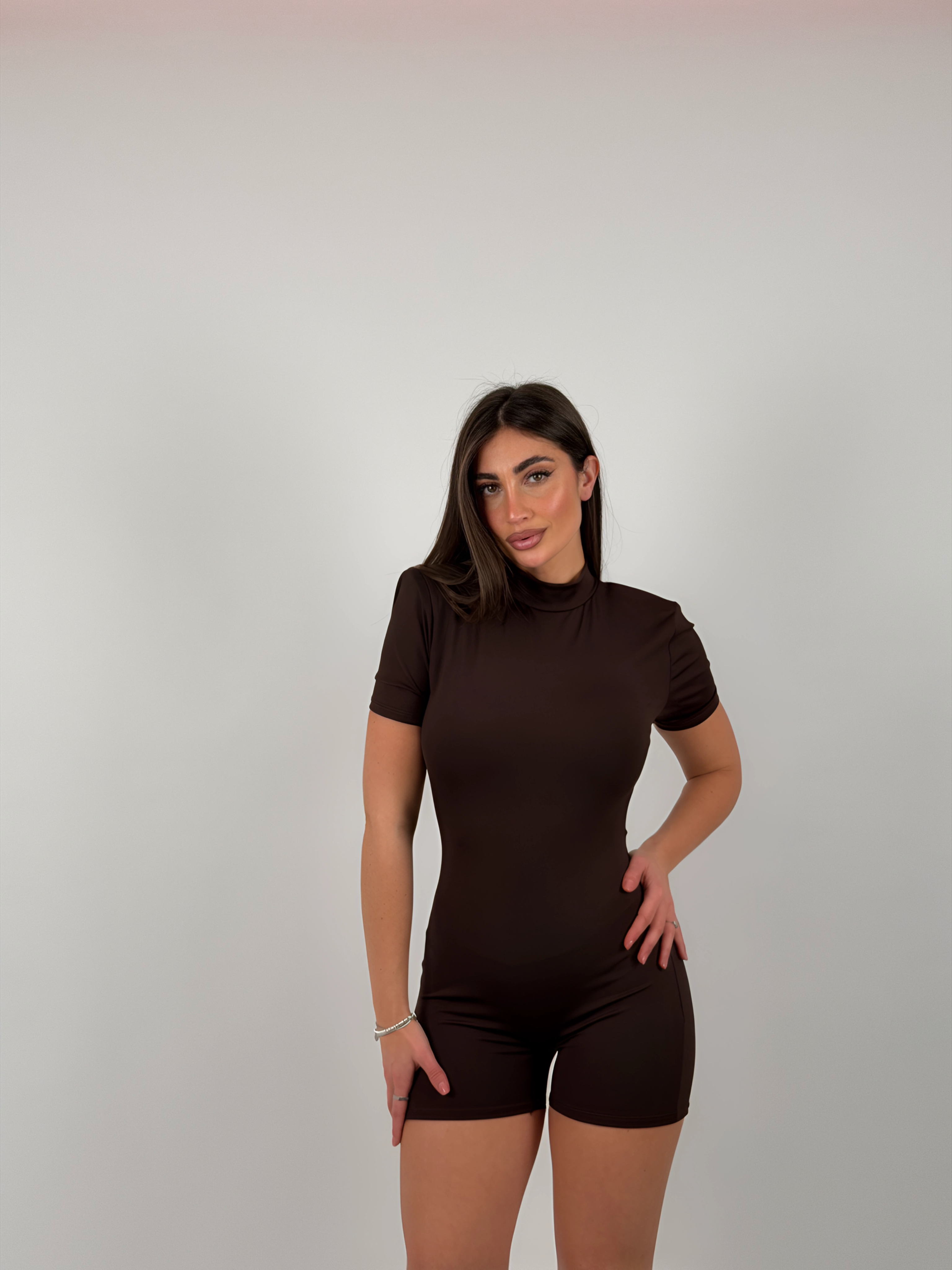 Tuta con spalline e schiena scoperta