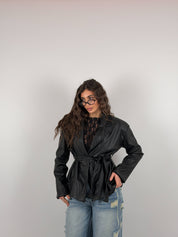 Giacca con spallina strutturata e cintura in vita