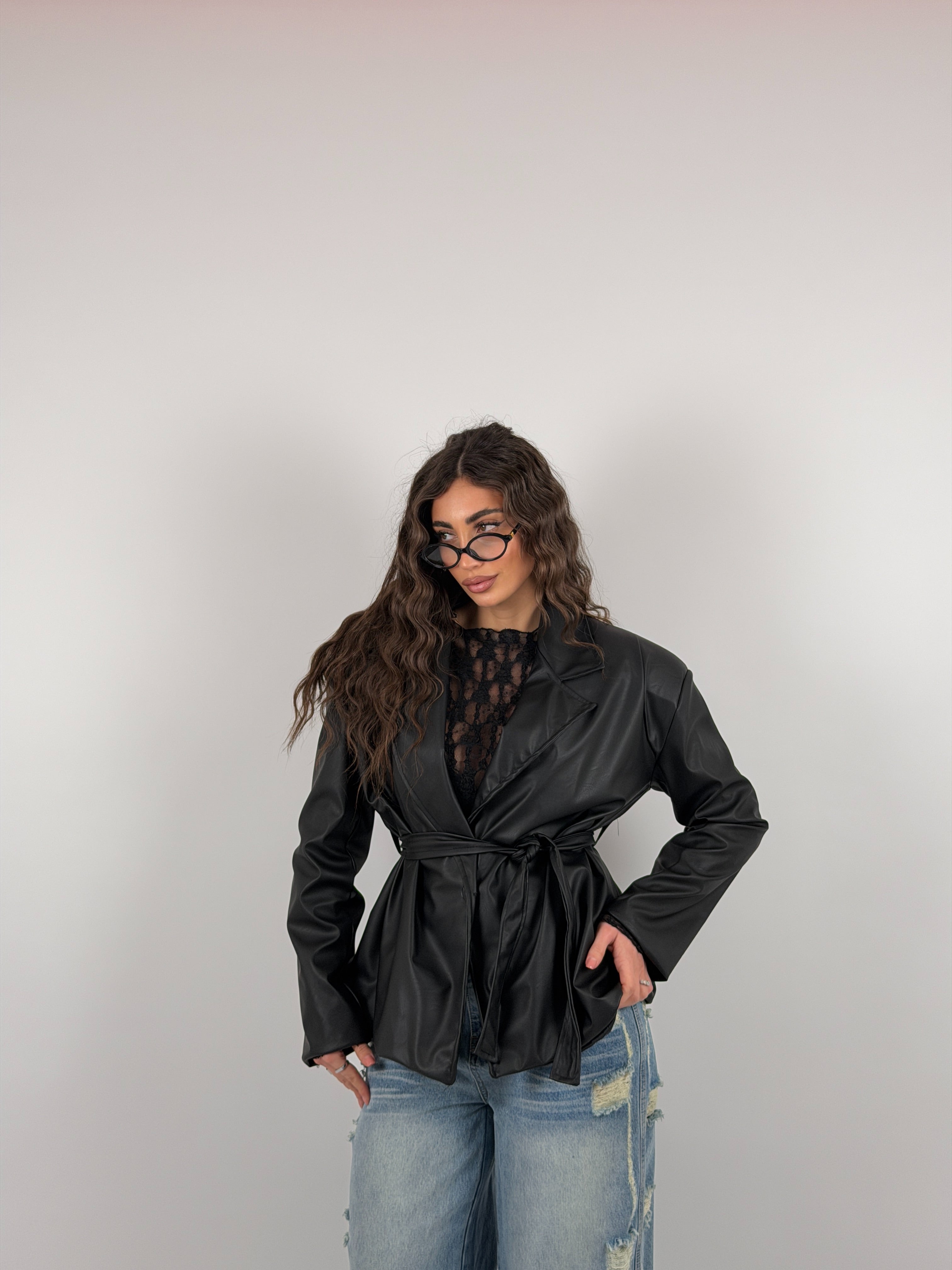 Giacca con spallina strutturata e cintura in vita