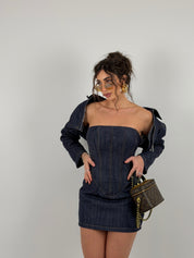 Completo denim scuro, vestito tubino e giacca crop