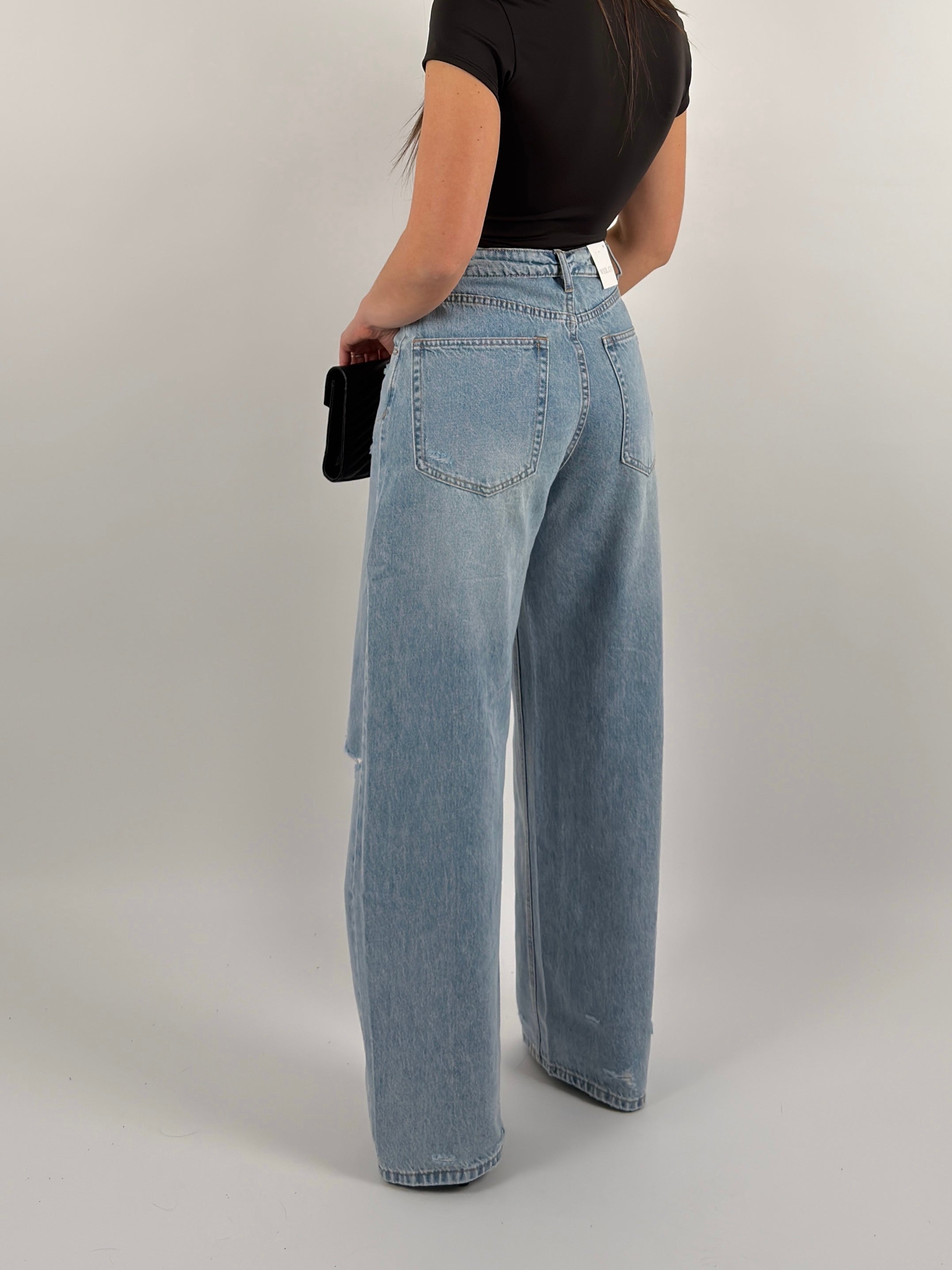 Jeans con strappi e risvolto lavaggio chiaro